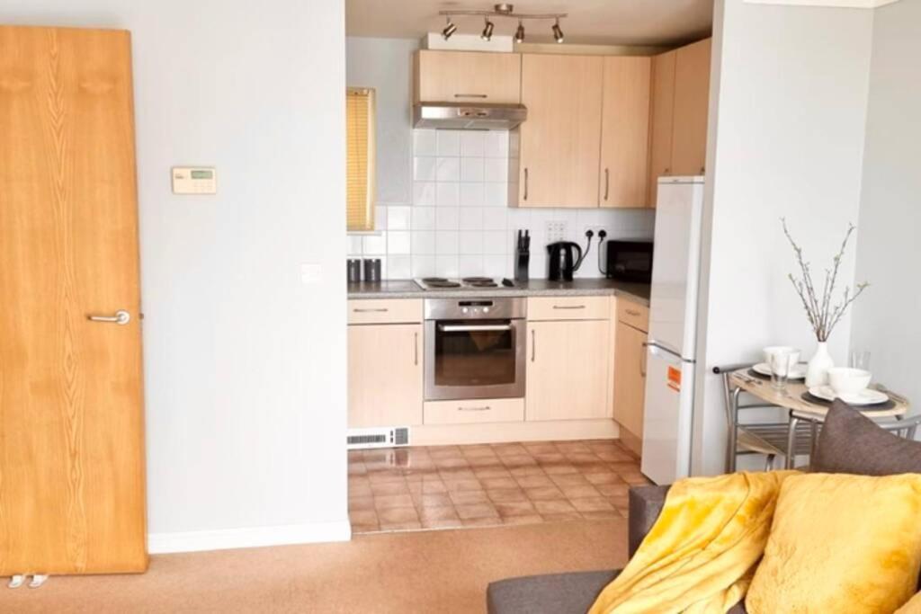 ⭑ Staywelcome- Stylish Apartment Near Heathrow, Skyline Views ⭑ Feltham Exterior foto