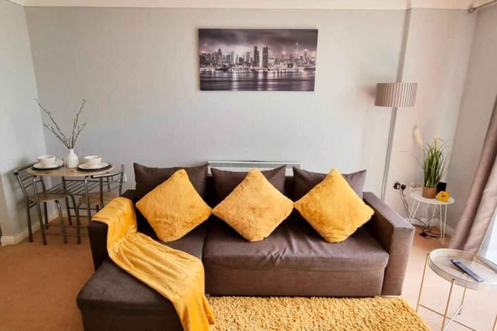 ⭑ Staywelcome- Stylish Apartment Near Heathrow, Skyline Views ⭑ Feltham Exterior foto