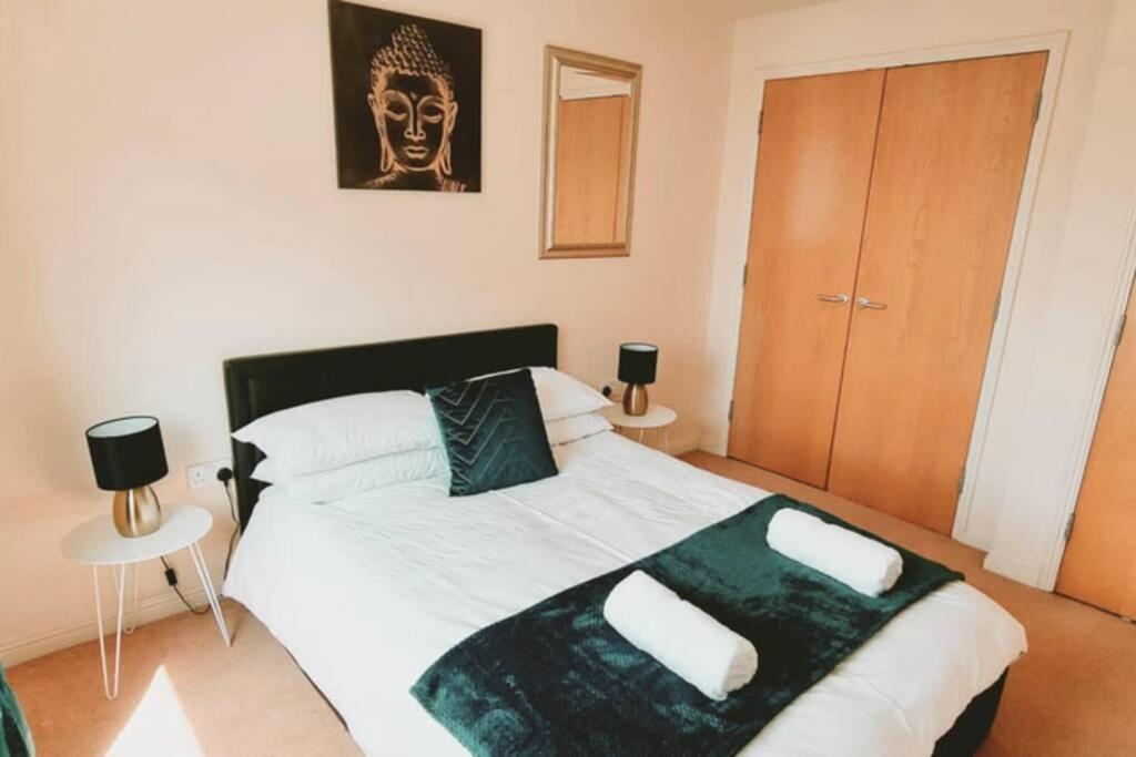 ⭑ Staywelcome- Stylish Apartment Near Heathrow, Skyline Views ⭑ Feltham Exterior foto